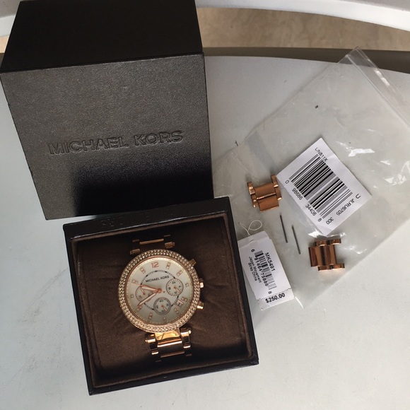 Michael Kors Rose Gold Watch - Picture 3 of 6